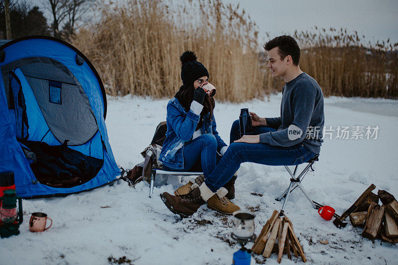 冬天在湖边露营的情侣