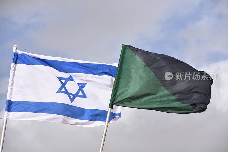 在装甲部队的旗帜旁边有一面以色列国旗