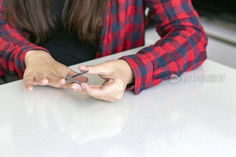 在家修指甲的女人