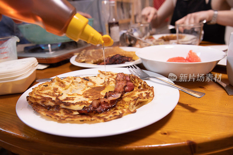 和朋友一起做煎饼