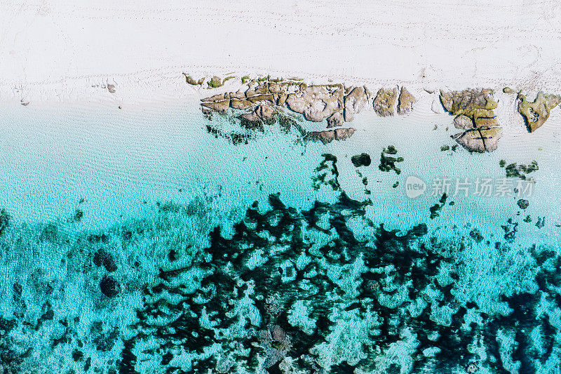 位于武吉南部的巴厘岛海滩。珊瑚礁，蓝色的海洋，上面是白色的沙子。直无人驾驶飞机。