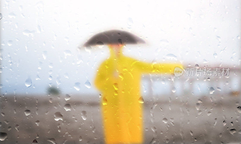 风雨交加的海滩景色