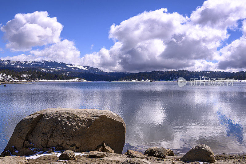 冬季景观的湖与云的背景