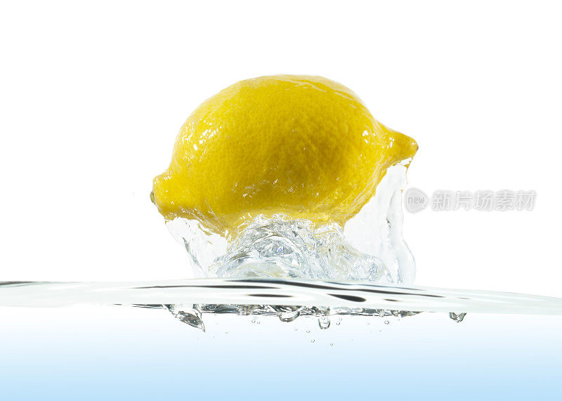 熟透的柠檬从淡水中溅出