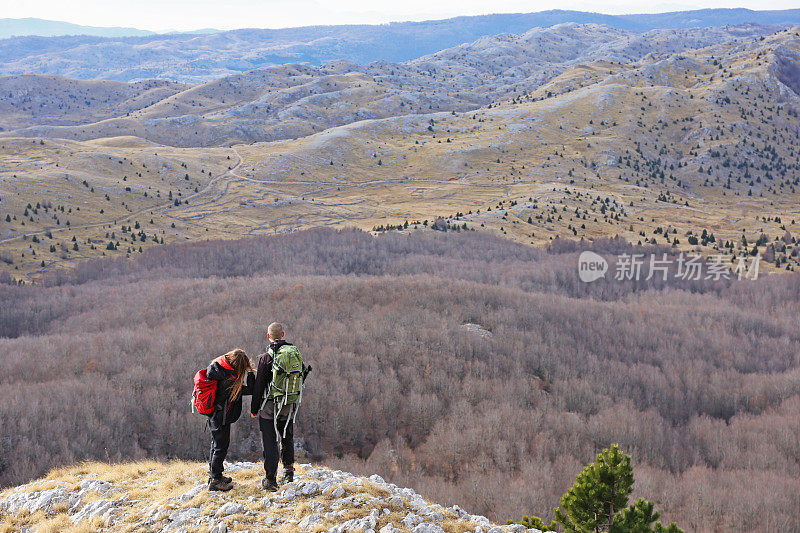 适合运动登山家夫妇在卡布利亚山的观点-波什尼和黑塞哥维那