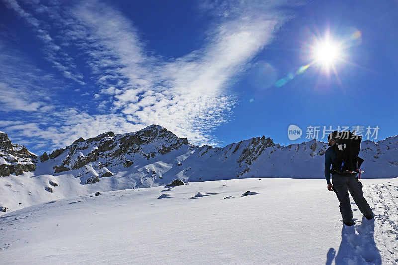 一名登山者站在波斯尼亚和黑塞哥维那白雪覆盖的Visocica山顶