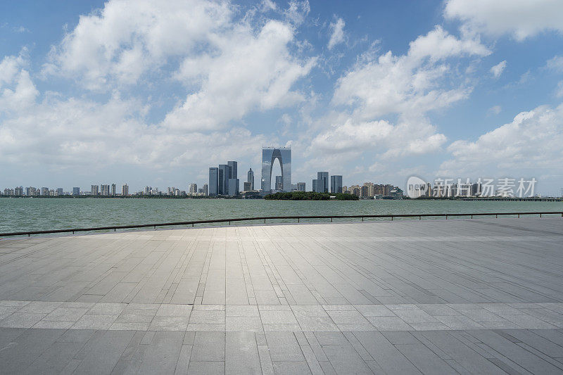 城市里空荡荡的广场和现代建筑