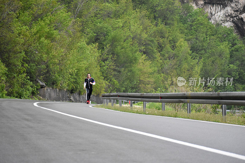 在柏油路上奔跑