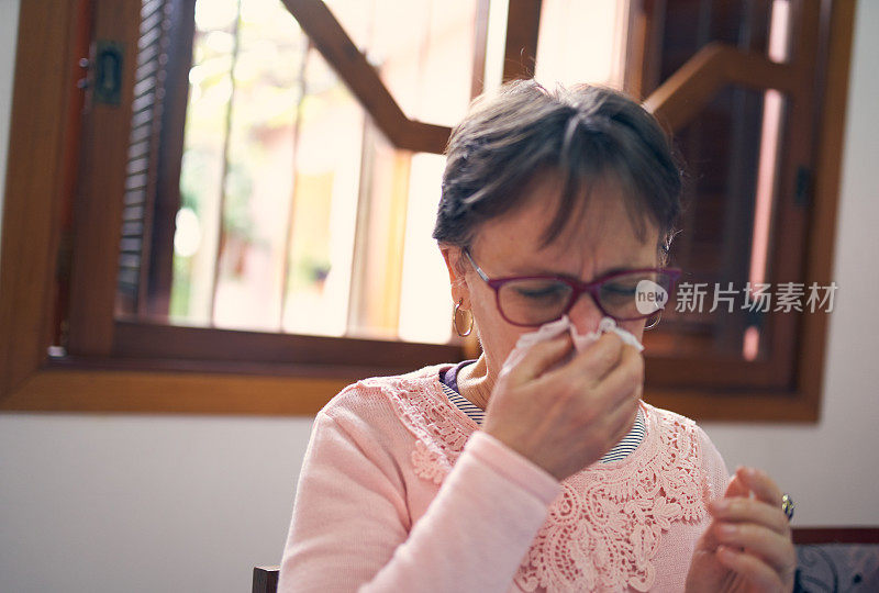 女人用纸巾打喷嚏