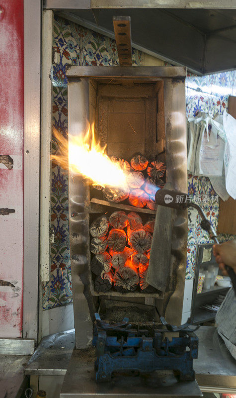 在伊斯坦布尔土耳其准备快餐烤肉陀螺烹饪火