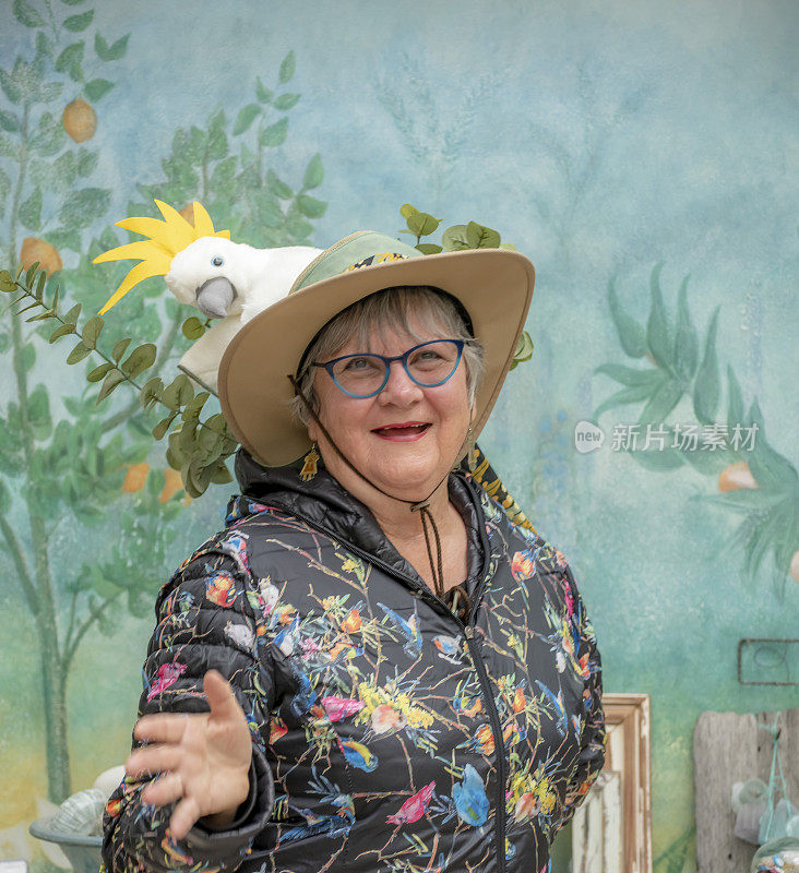 一位老妇人穿着自己做的澳洲凤头鹦鹉服装来庆祝“观鸟者的派对”。