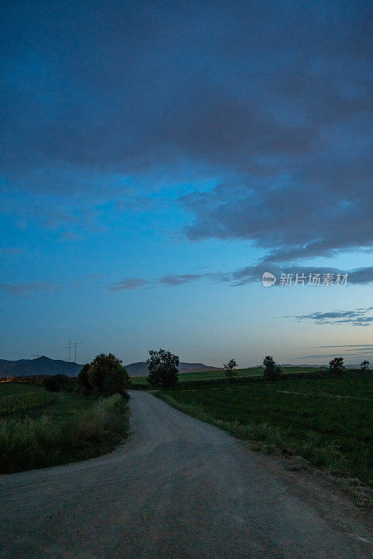 黄昏时空荡荡的土路