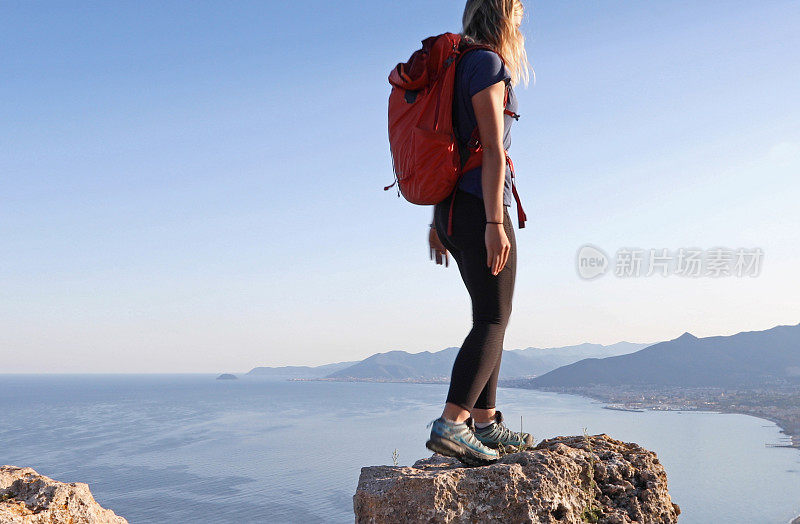 女徒步旅行者站在岩石山顶