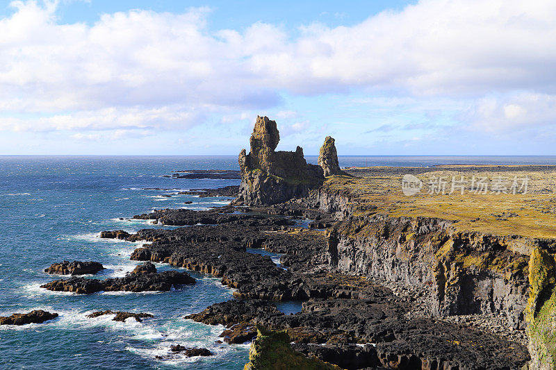 冰岛西部Snaefellsnes半岛南海岸的海岸线和Londrangar玄武岩悬崖上的岩石和熔岩形成。