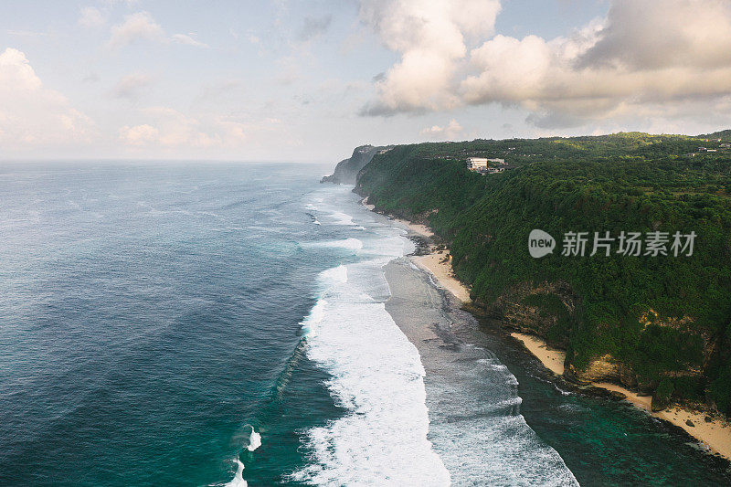 巴厘岛乌鲁瓦图海边的风景鸟瞰图