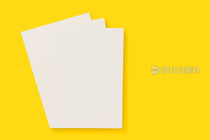 黄色背景上的空白白色封面杂志