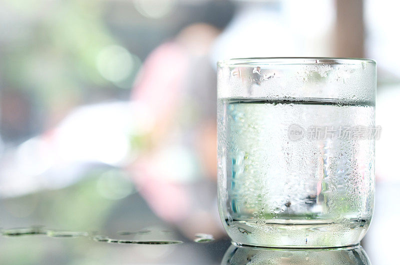 喝水很酷。桌上的杯子里有纯净水。健康的概念