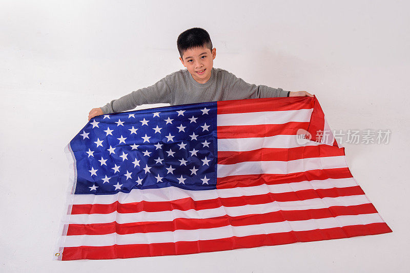 小男孩举着美国国旗欢呼