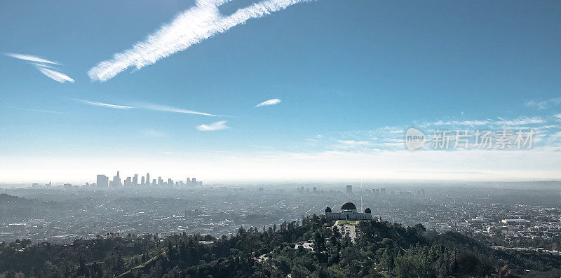 格里菲斯天文台，洛杉矶为背景。