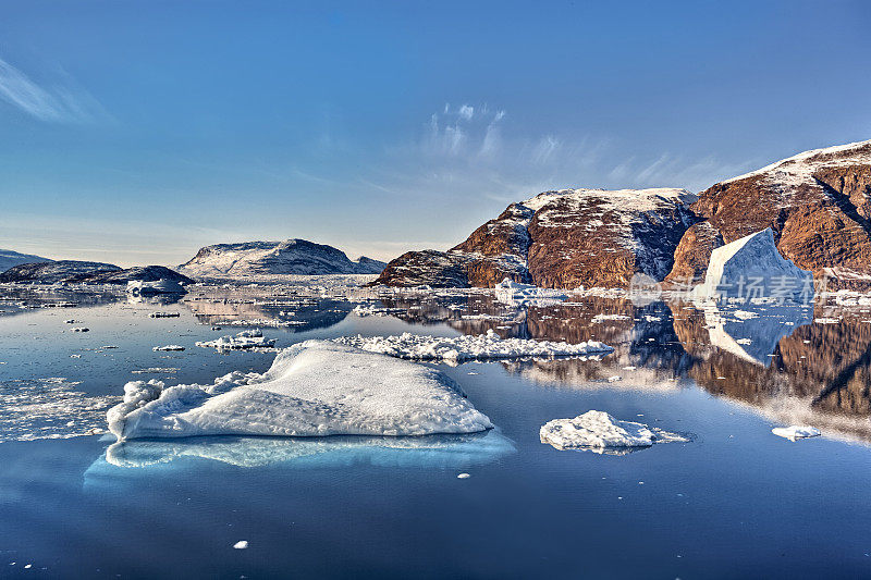 冰山漂浮在格陵兰峡湾