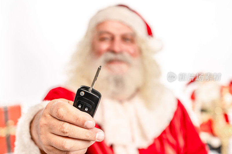圣诞老人拿着车钥匙
