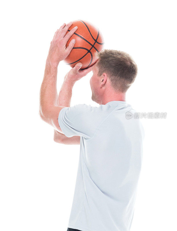 帅哥穿着运动服抱着篮球，侧视