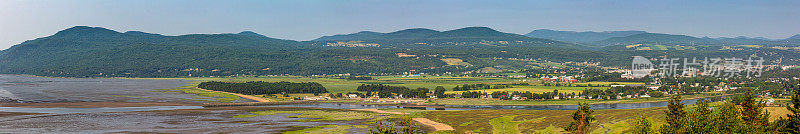 圣劳伦斯河全景Charlevoix，魁北克，加拿大。拜伊圣保罗村的景色