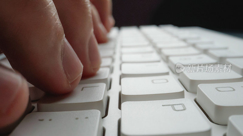 特写软焦点手指敲击键盘。