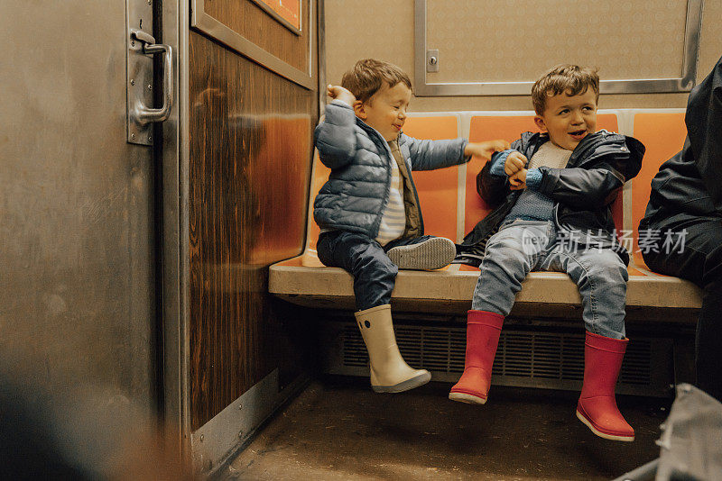 男孩们乘坐地铁