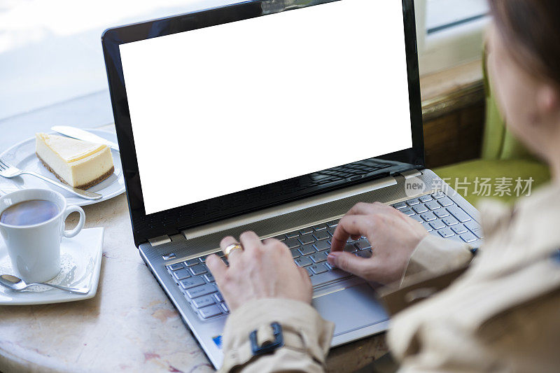 一个女人在用一个空白屏幕的电脑