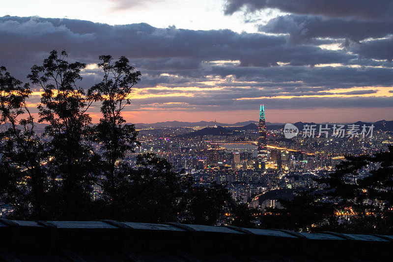 汉江和乐天塔的夜景