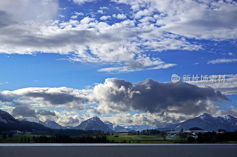 在Allgäu阿尔卑斯山的暴风雨和霍普芬西在前景。Ost-Allgau,巴伐利亚,德国。