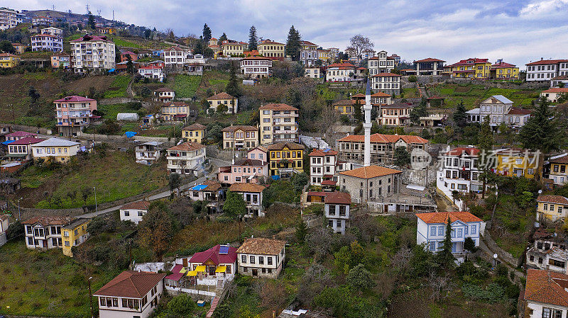 土耳其，特拉布宗，阿克卡巴特，奥尔塔马哈雷的奥斯曼房屋鸟瞰图。