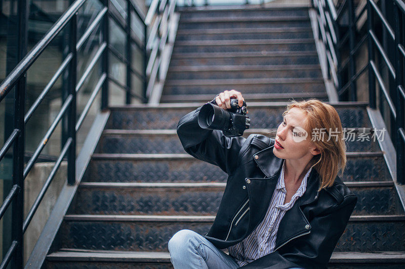 用相机拍照的美女