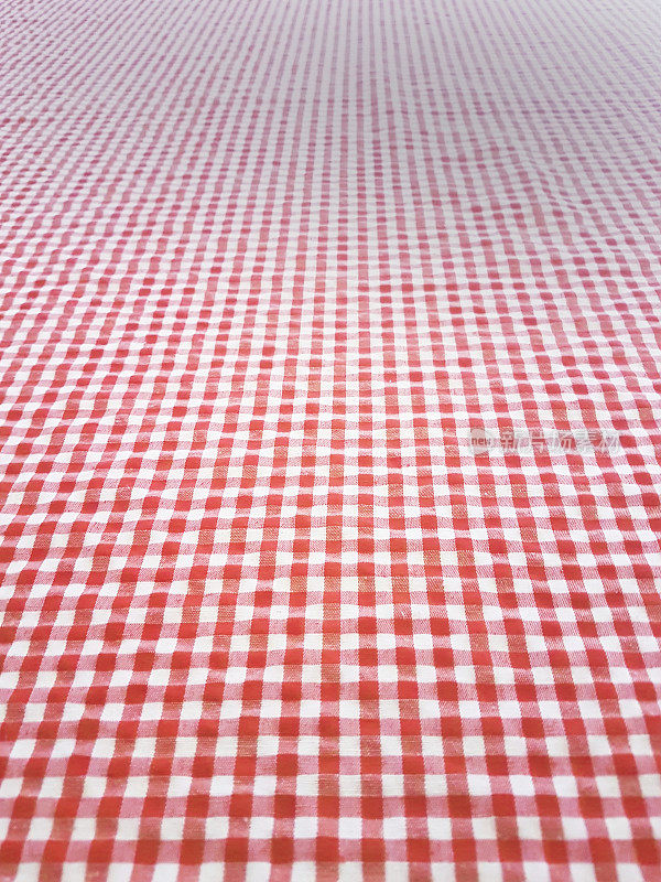 台布以红白格子纹理为背景，细致入微