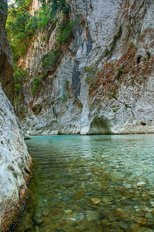 阿喀戎是位于希腊西北部伊庇鲁斯地区的一条河。它流入帕尔加附近的阿穆迪亚的爱奥尼亚海。