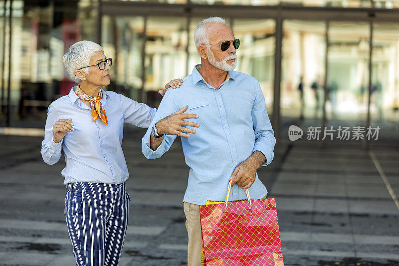 老人正在和妻子辩论昂贵的购物