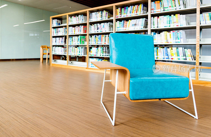 现代图书馆的扶手椅和书架