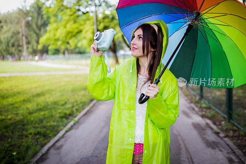 雨中带着伞的美丽女孩