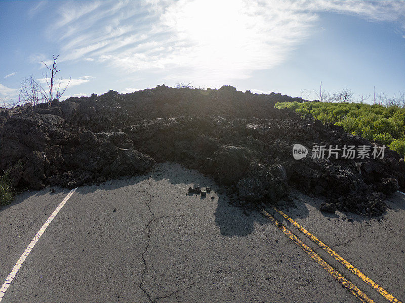 夏威夷火山国家公园，熔岩覆盖道路