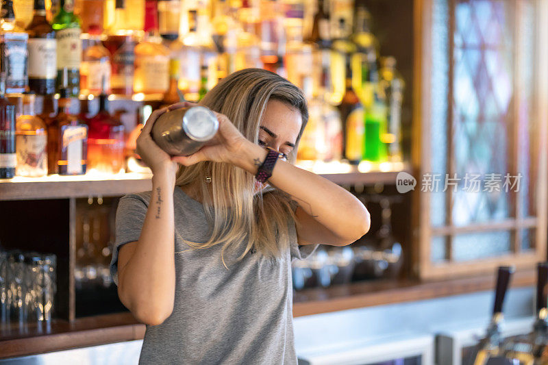 女调酒师调制鸡尾酒