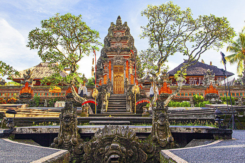 乌布清晨美丽的萨拉斯瓦蒂神庙;印尼