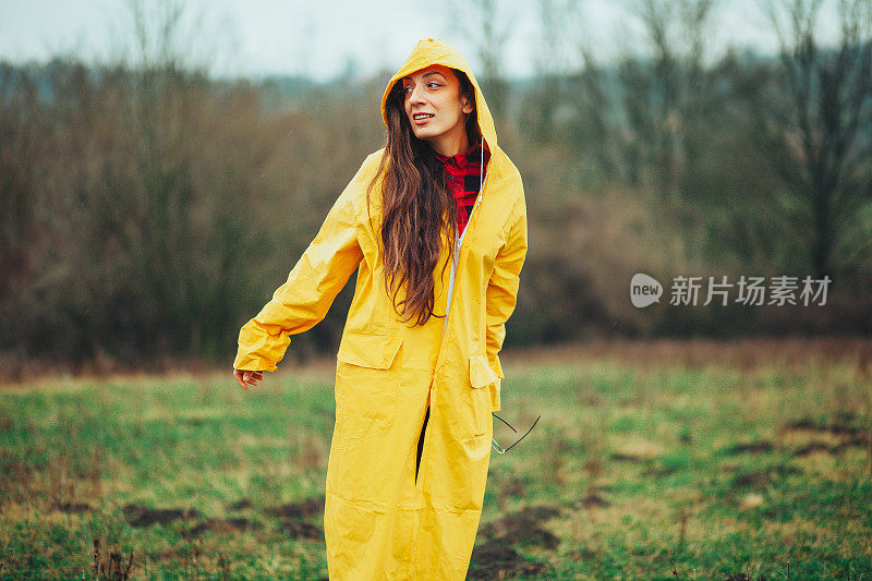 可爱的女孩准备好下雨了!