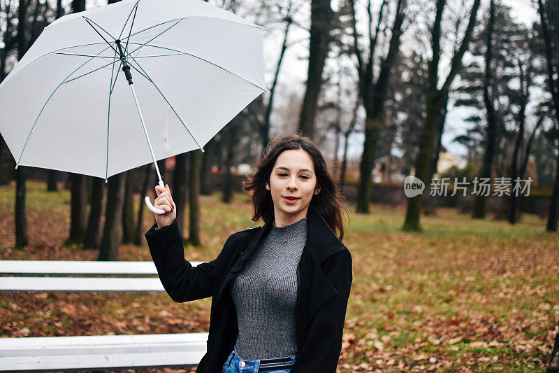 美丽的年轻女子享受着雨天