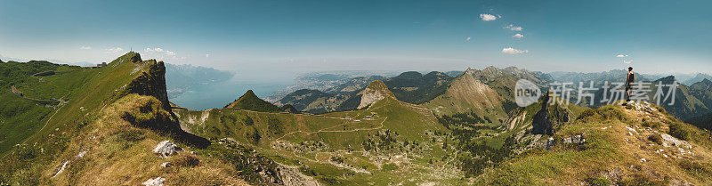 水平全景的人在山顶的瑞士阿尔卑斯山脉与日内瓦湖的背景