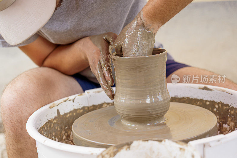 罗马尼亚特兰西瓦尼亚撒克逊村庄的传统陶器制作(纺车)
