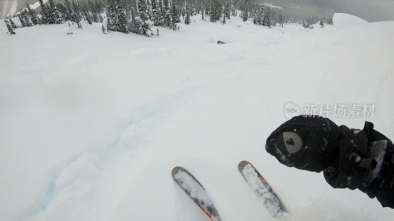 第一人称视角POV背国家滑雪下山高山斜坡