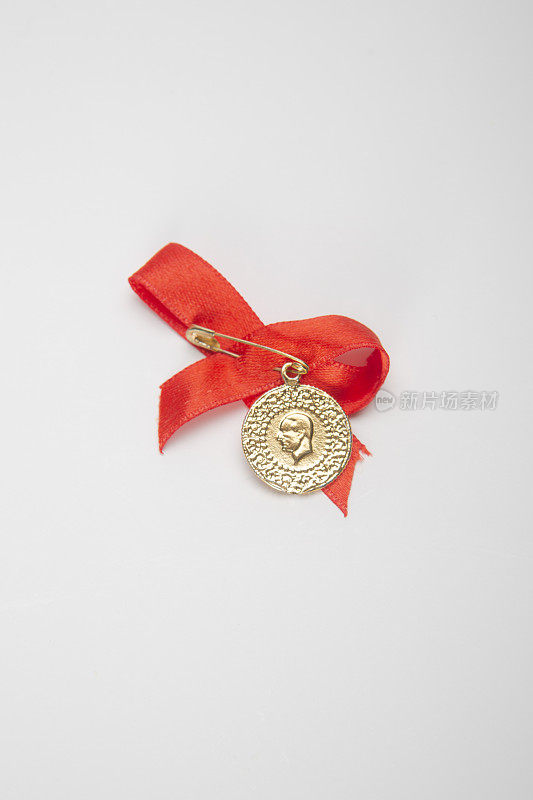 带有红丝带的土耳其传统金币