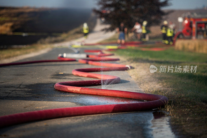 在灭火工作中，水从消防水龙带中流出