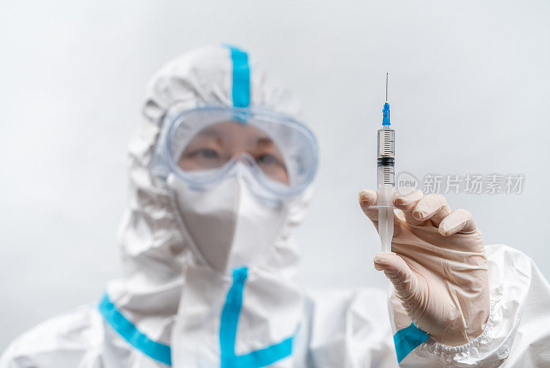 穿防护服的医生在工作